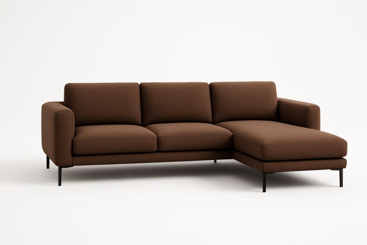 Divano angolare in tessuto marrone con chaise longue e gambe in metallo