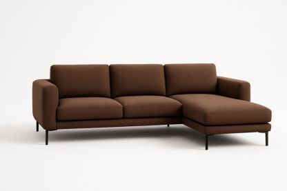 Divano angolare in tessuto marrone con chaise longue e gambe in metallo