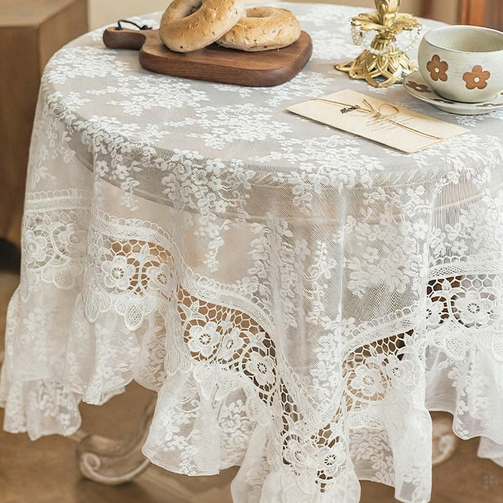 Nappe en dentelle blanche florale brodée à volants