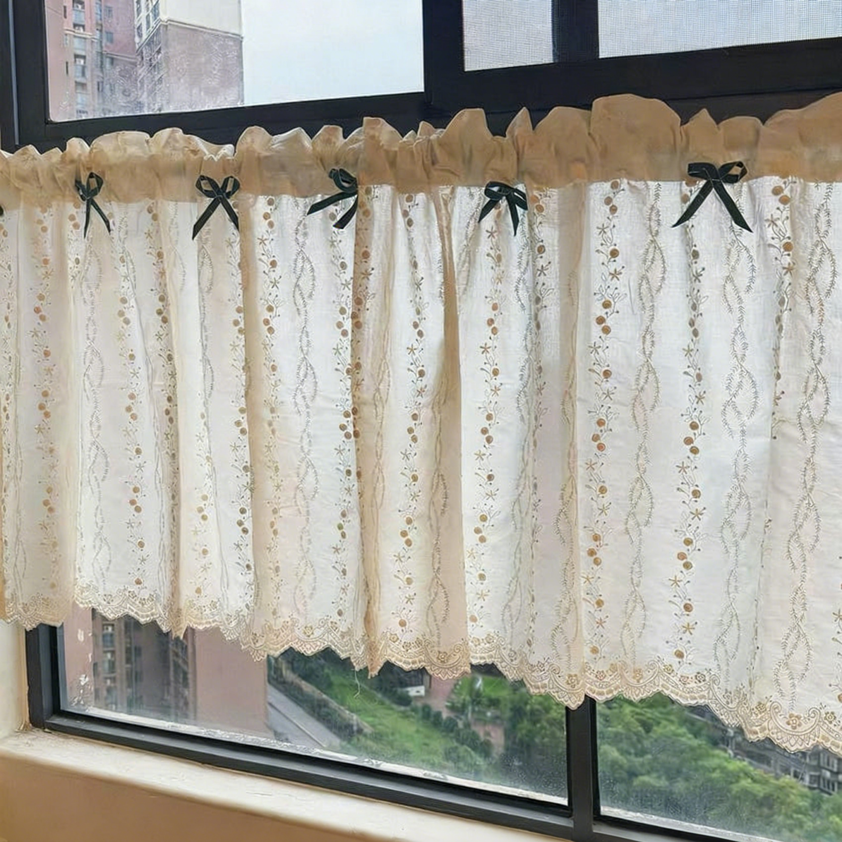 Rideau café en dentelle brodée gradins lambrequin maison française