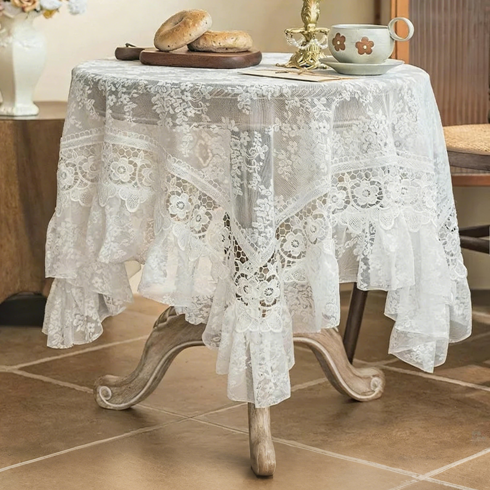 Nappe en dentelle blanche florale brodée à volants