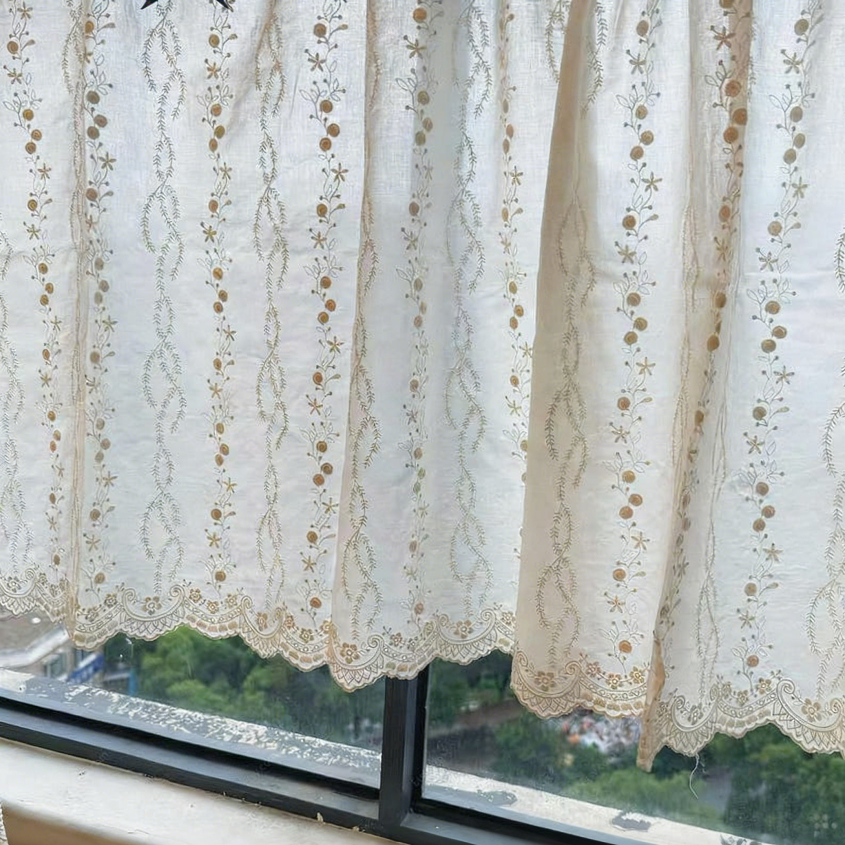 Rideau café en dentelle brodée gradins lambrequin maison française