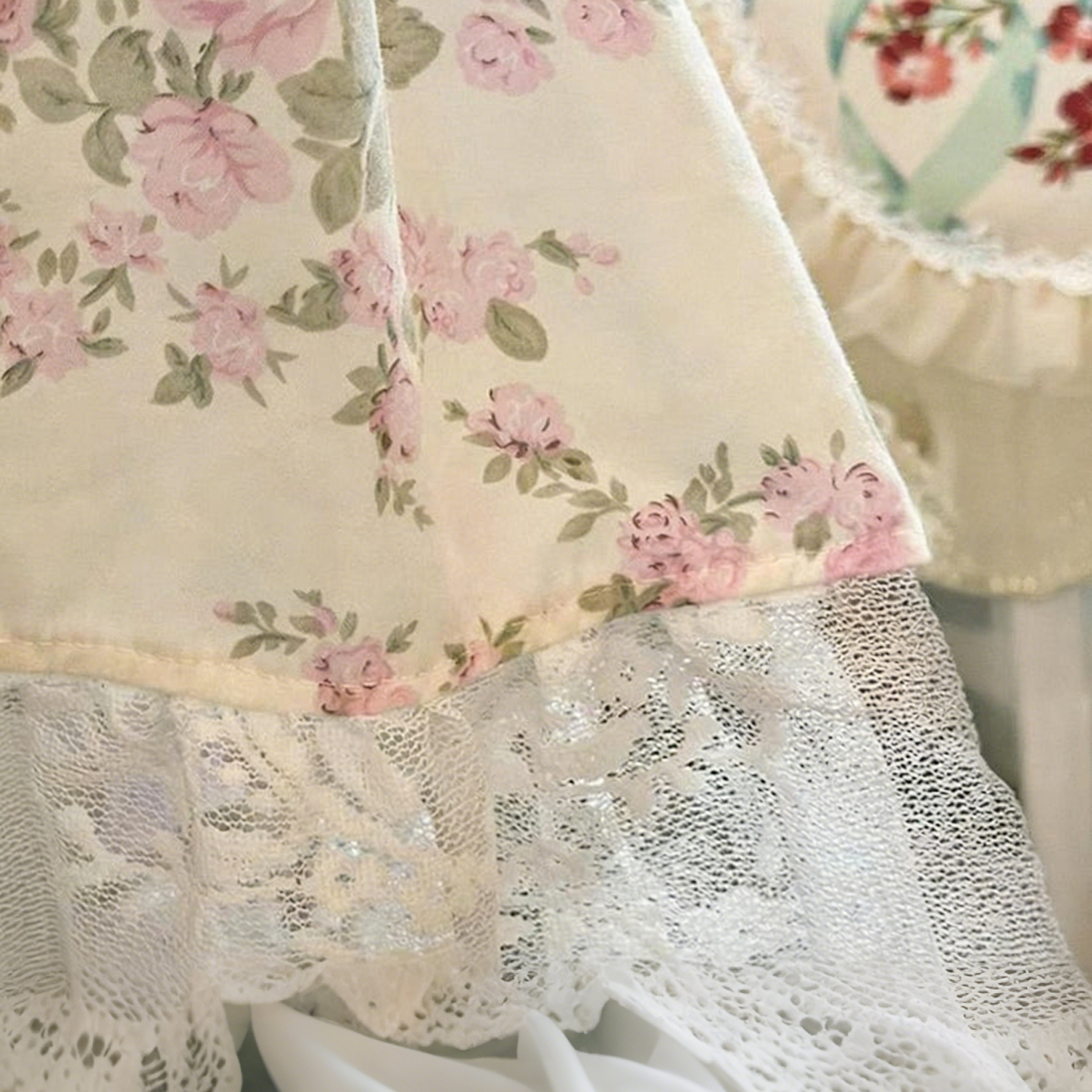 Nappe en dentelle florale campagnarde imprimé roses