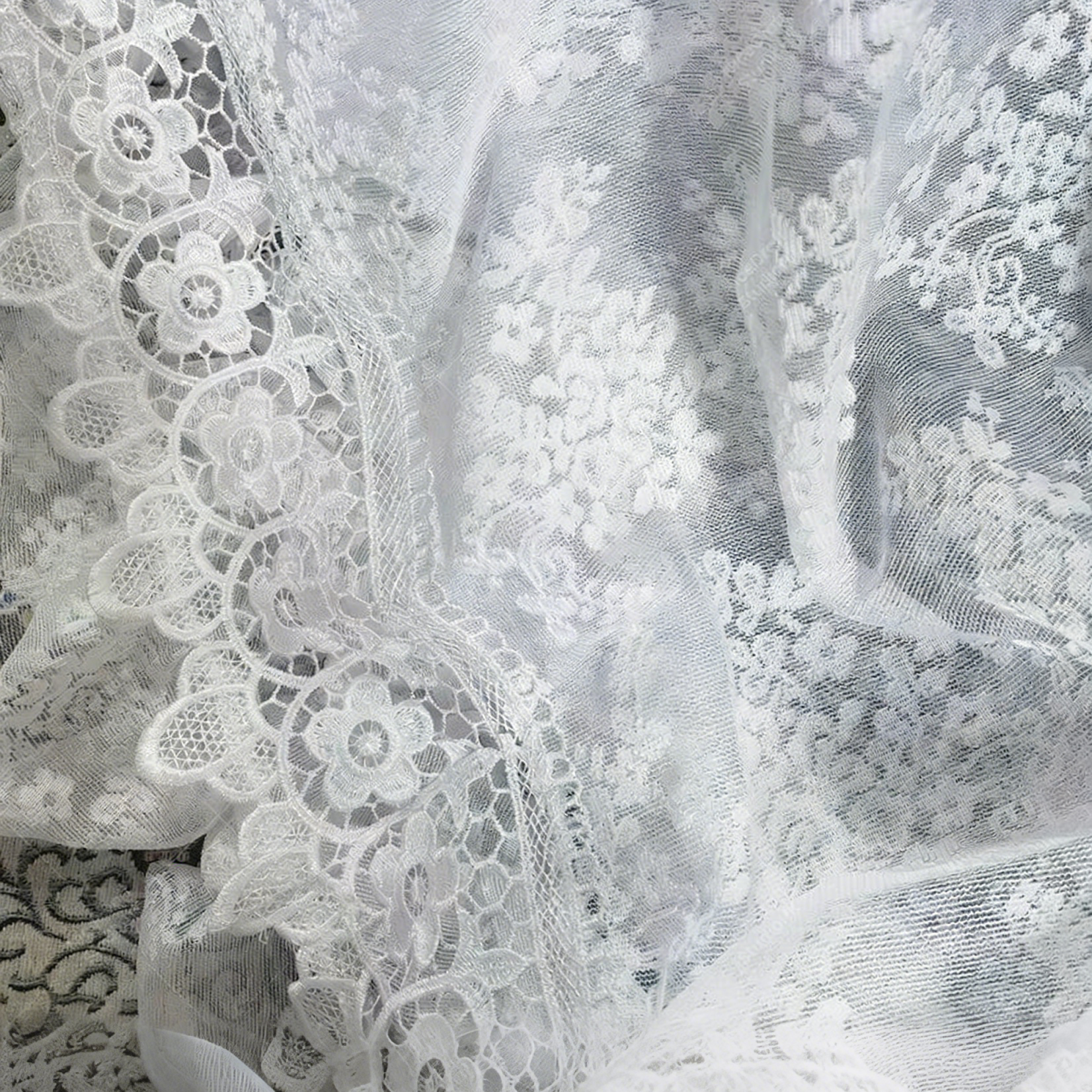 Nappe en dentelle blanche florale brodée à volants