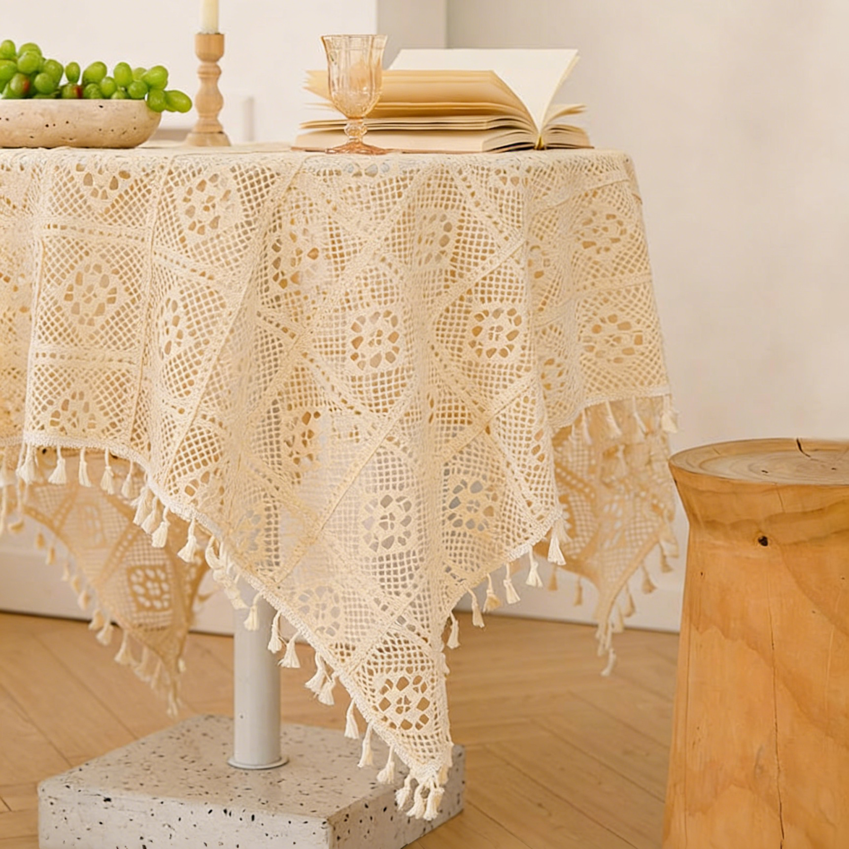 Nappe en dentelle vintage beige crochet avec glands