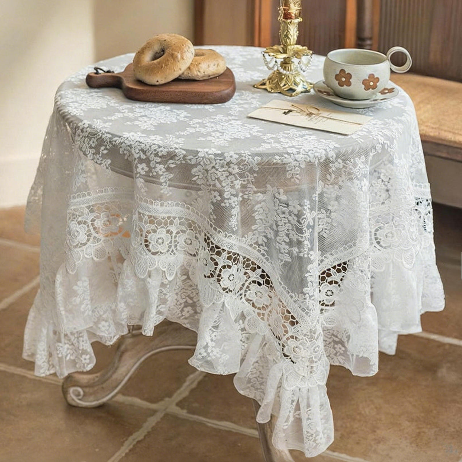 Nappe en dentelle blanche florale brodée à volants