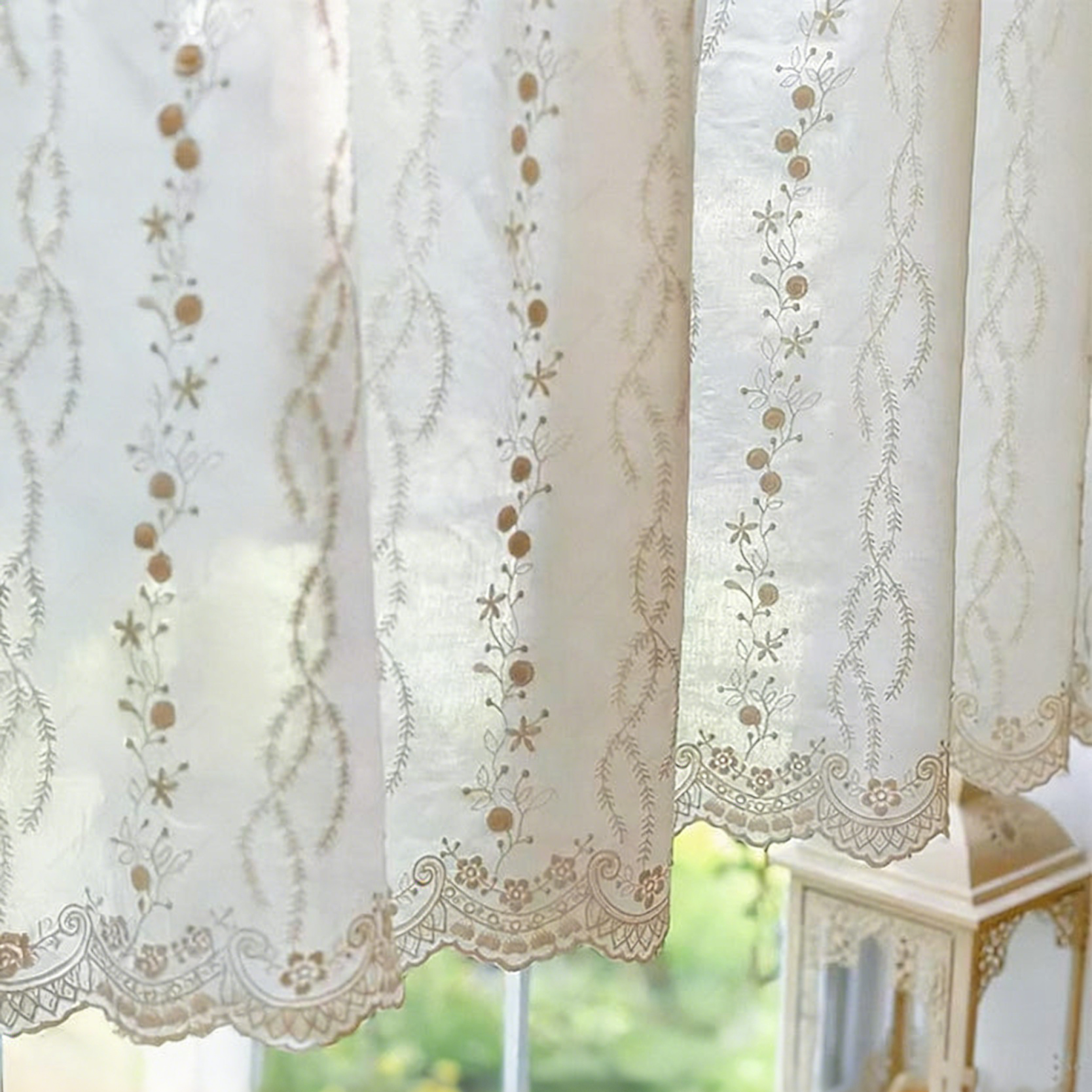 Rideau café en dentelle brodée gradins lambrequin maison française