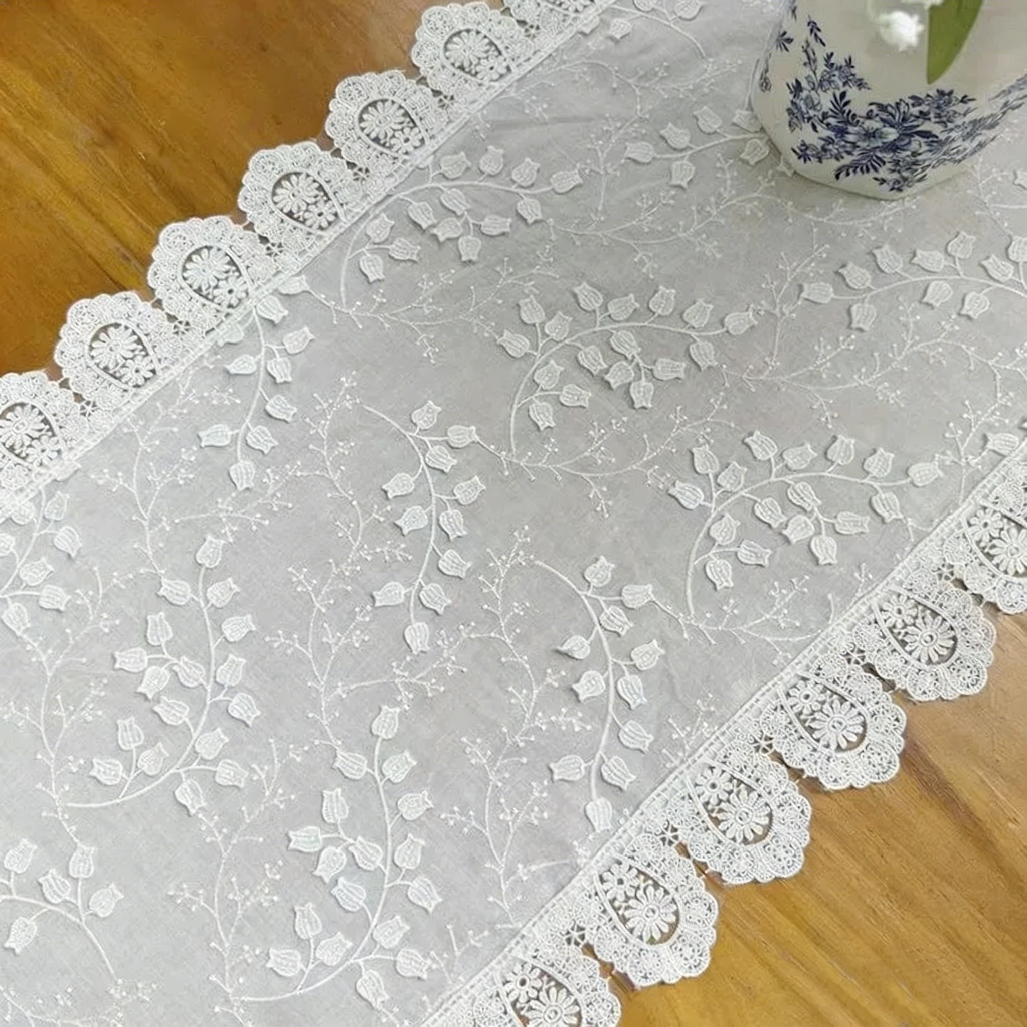 Chemin de table en dentelle coton blanc floral pour déco de ferme
