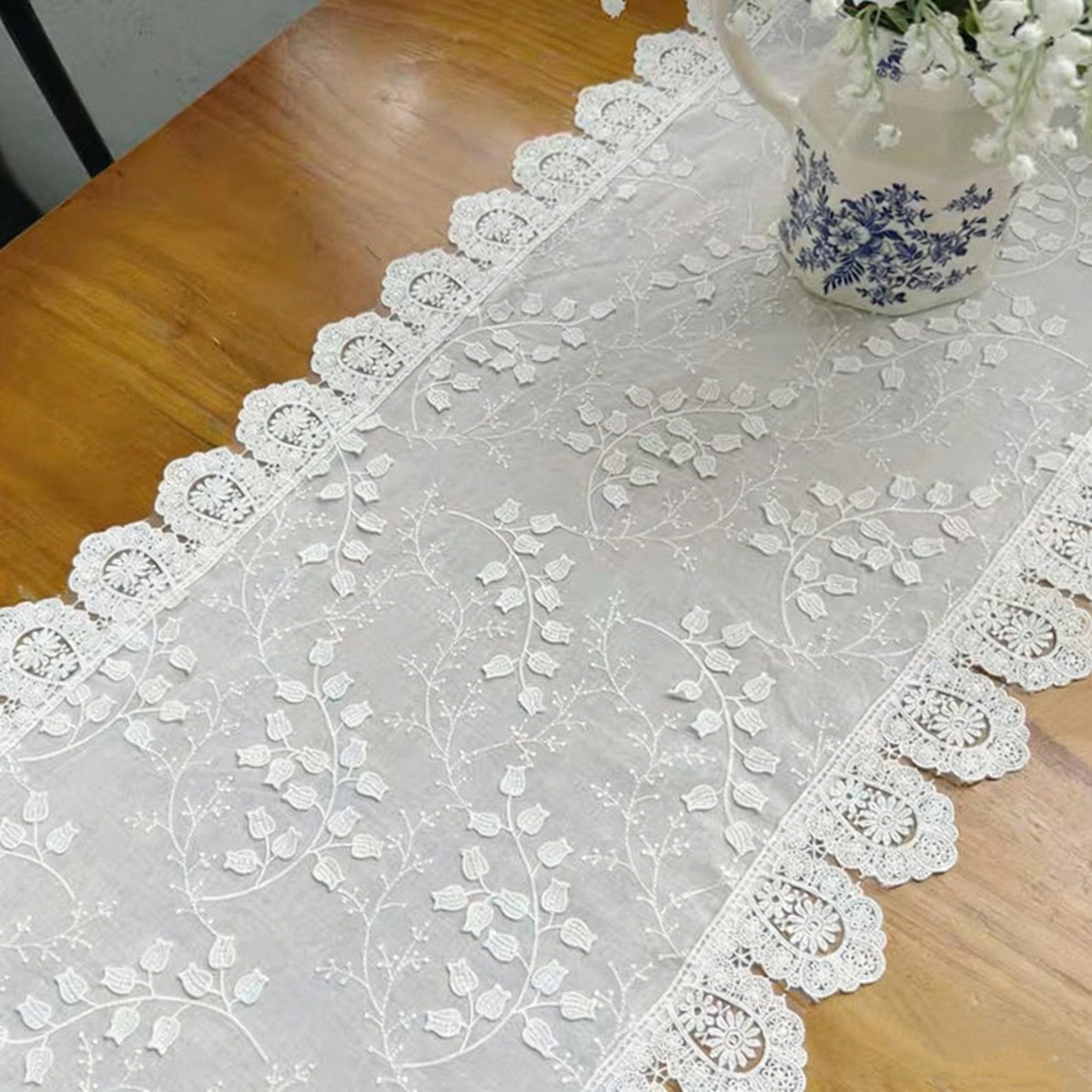 Chemin de table en dentelle coton blanc floral pour déco de ferme