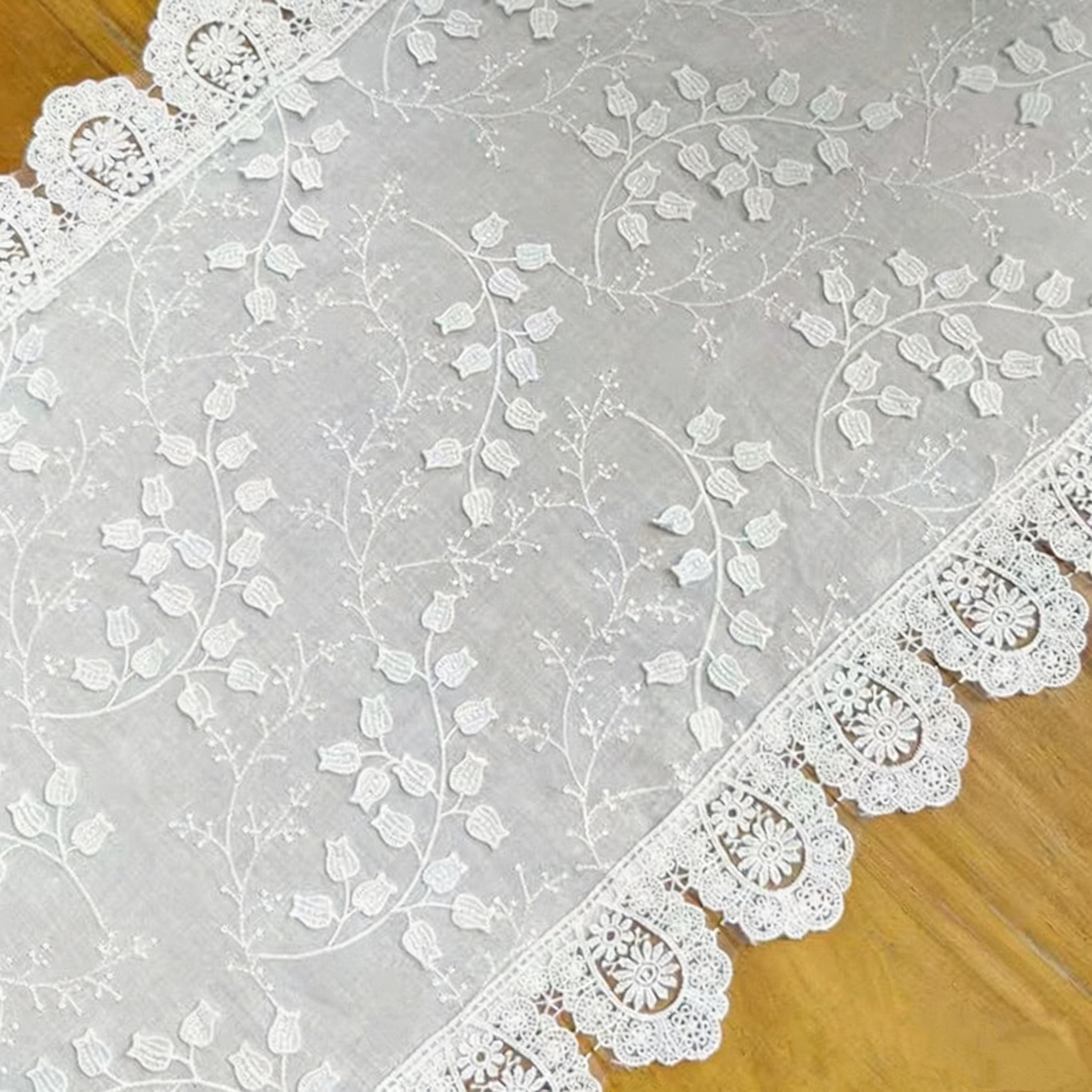 Chemin de table en dentelle coton blanc floral pour déco de ferme