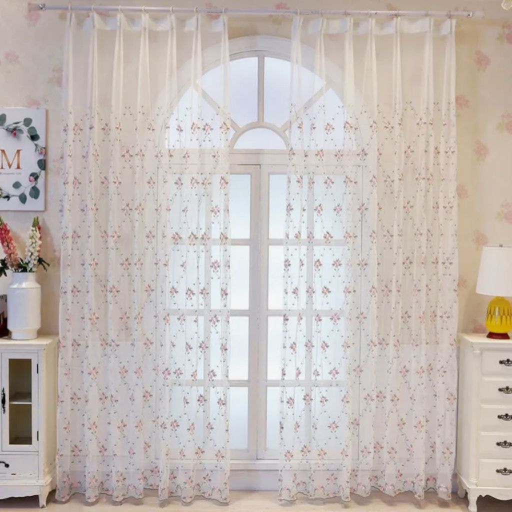 Rideaux en dentelle fleurs roses sur blanc