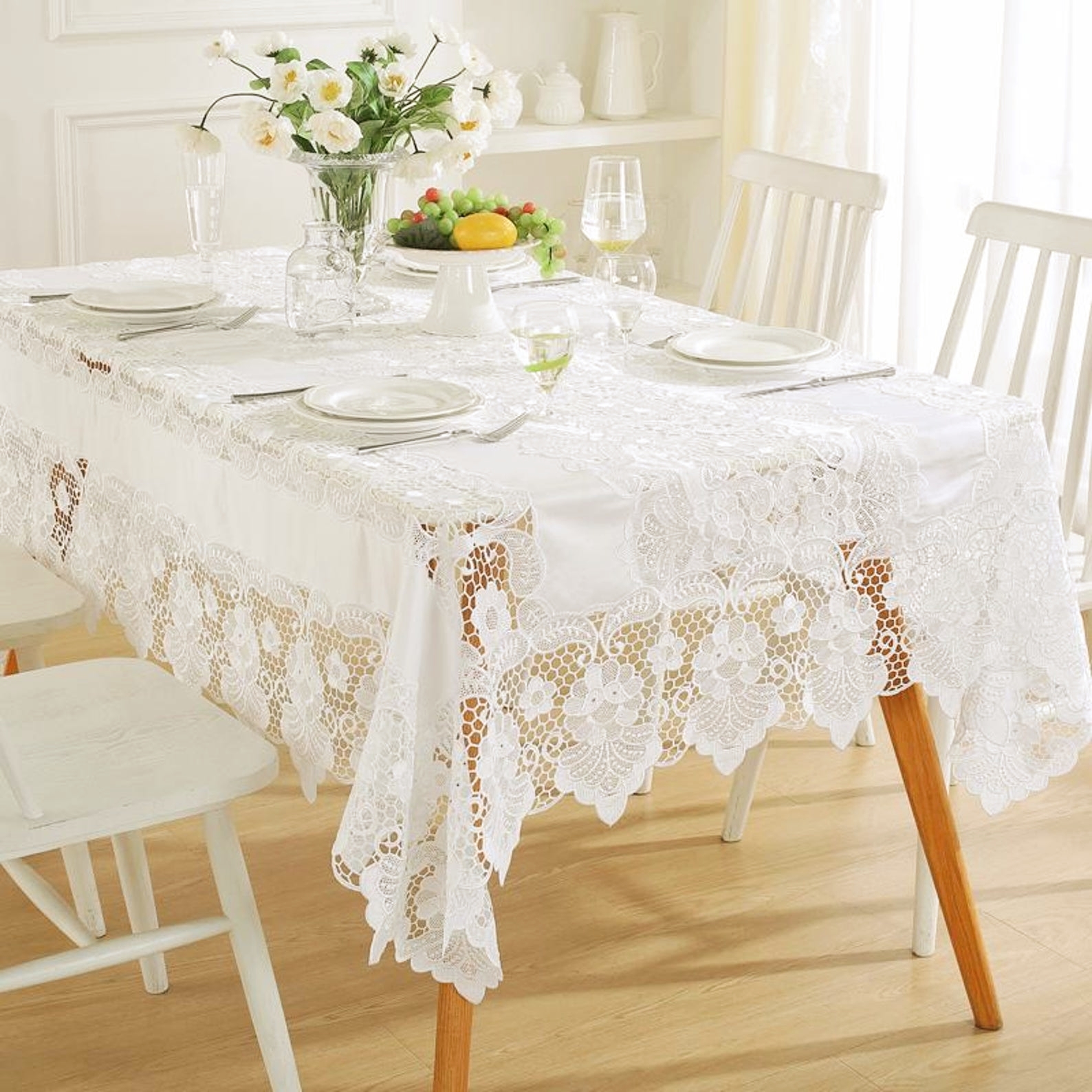 Nappe en dentelle blanche brodée pour table festive