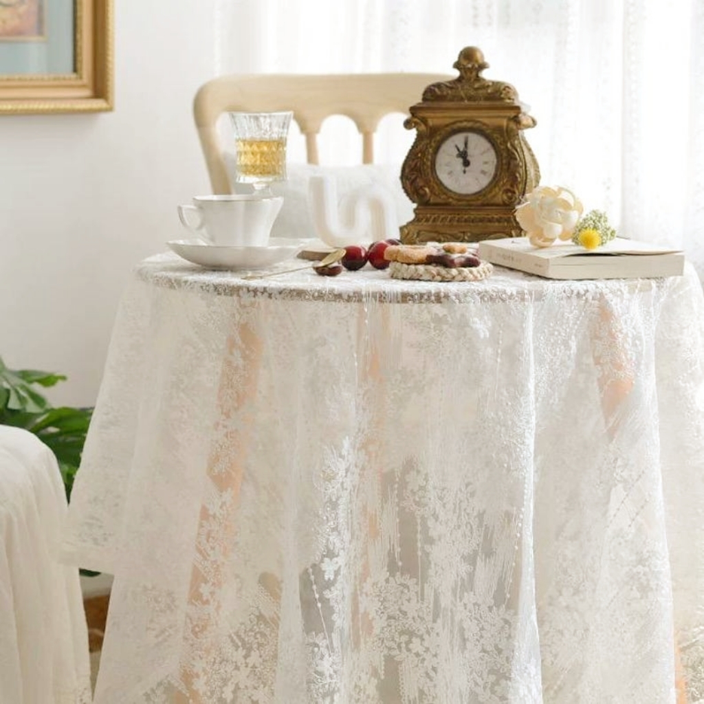 Nappe en dentelle blanche brodée mariage élégante
