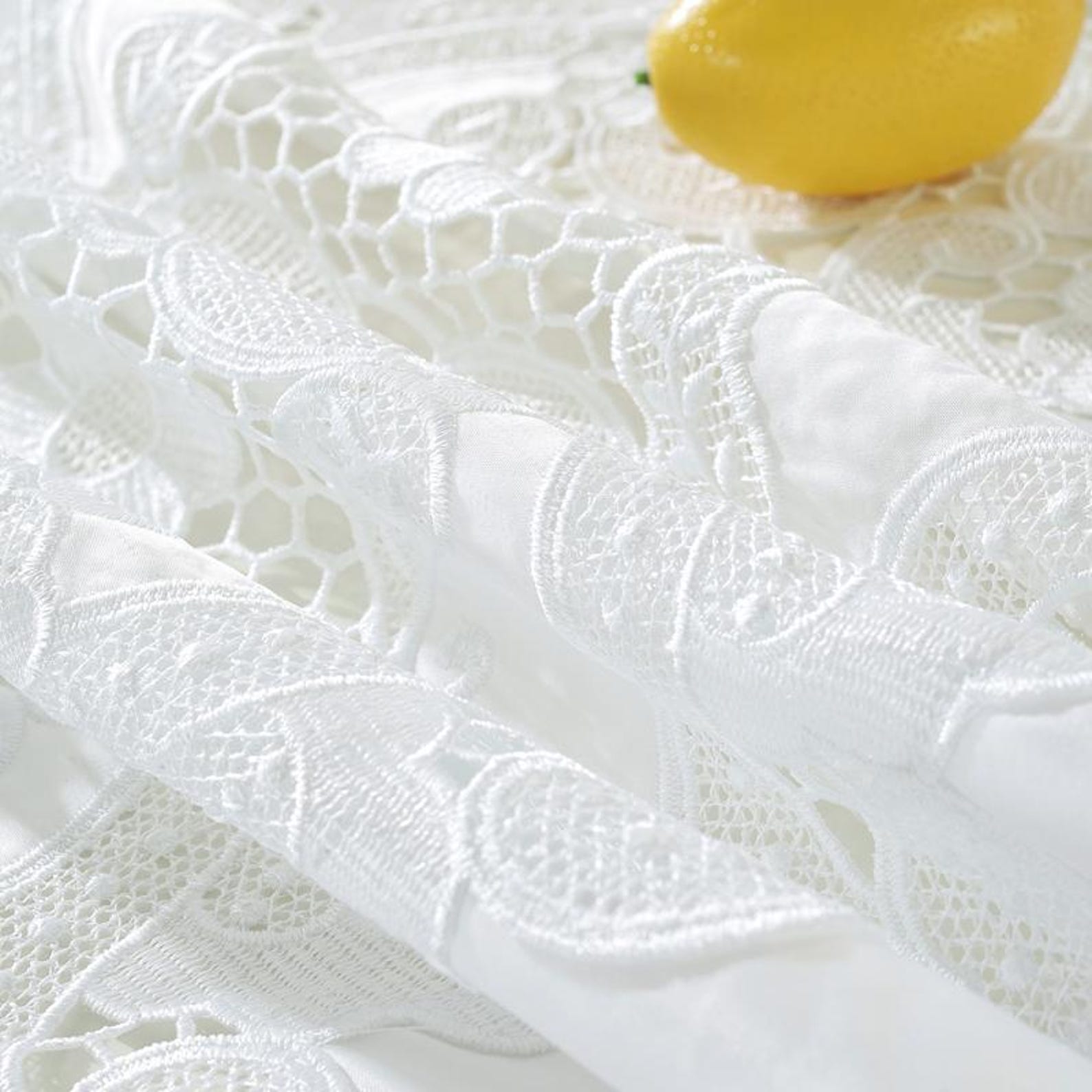 Nappe blanche en dentelle brodée : tenues de table pour les fêtes de fin d'année