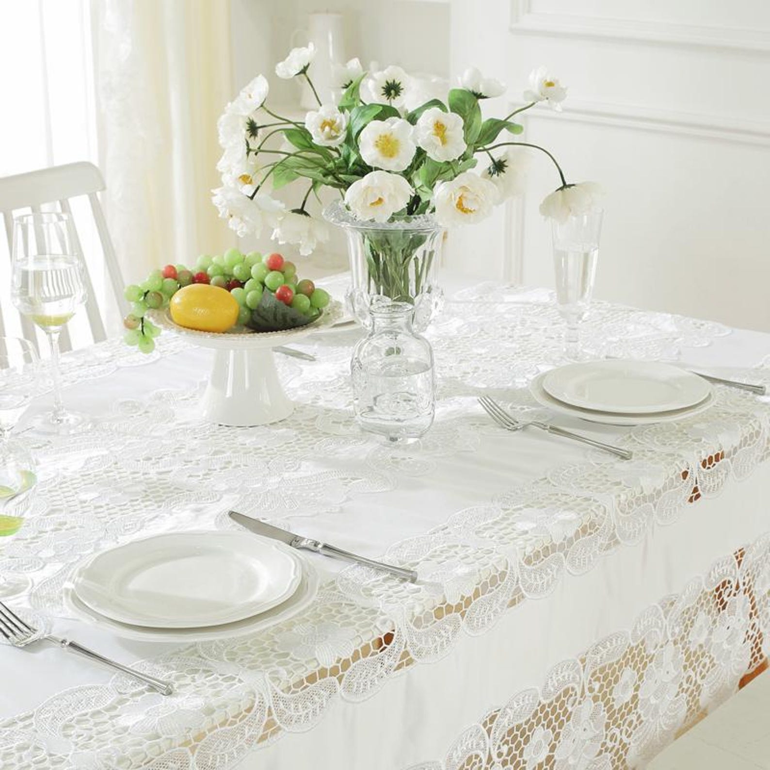 Nappe blanche en dentelle brodée : tenues de table pour les fêtes de fin d'année