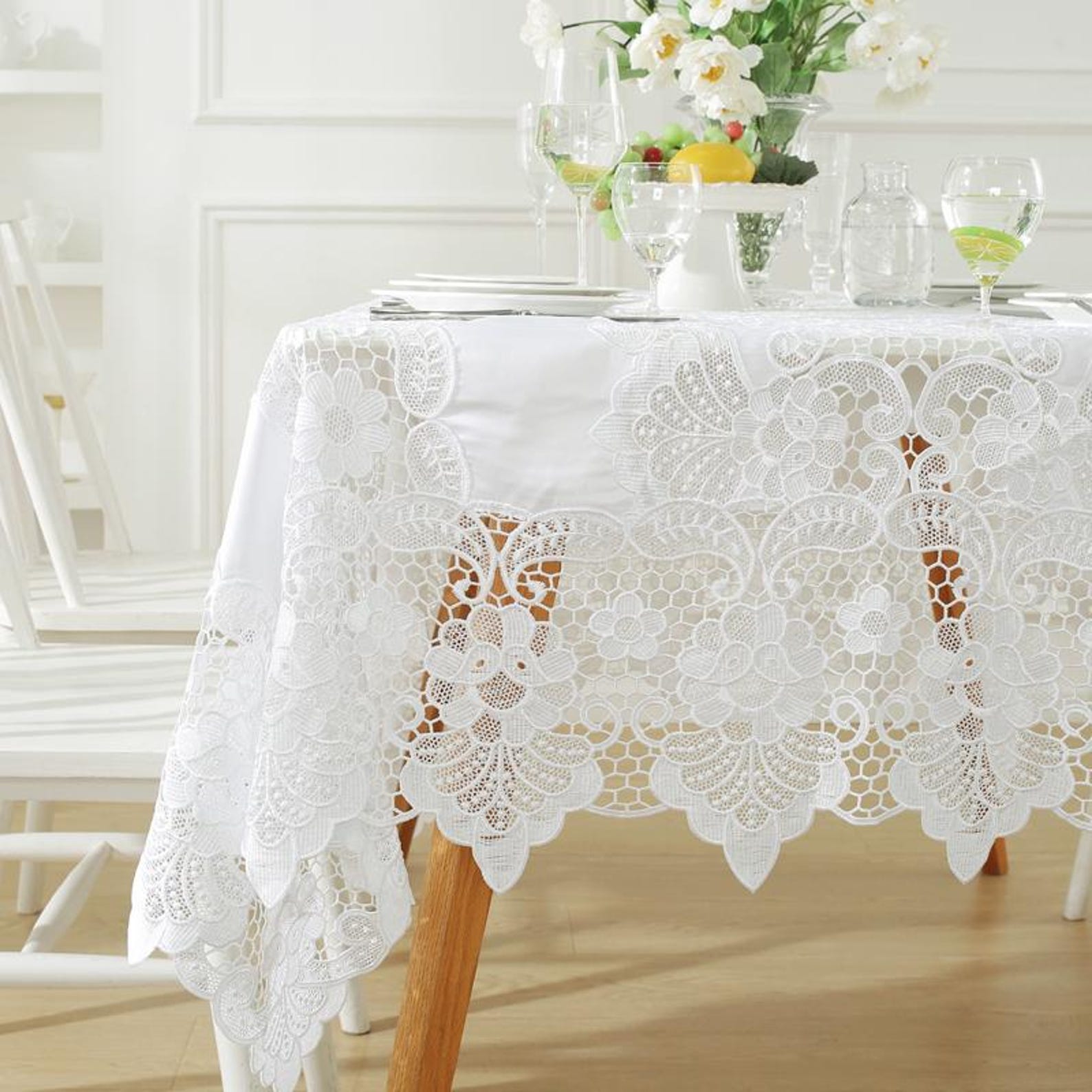 Nappe blanche en dentelle brodée : tenues de table pour les fêtes de fin d'année