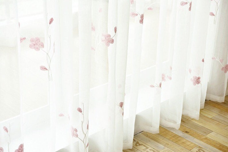 Rideaux en dentelle fleurs de pêcher roses