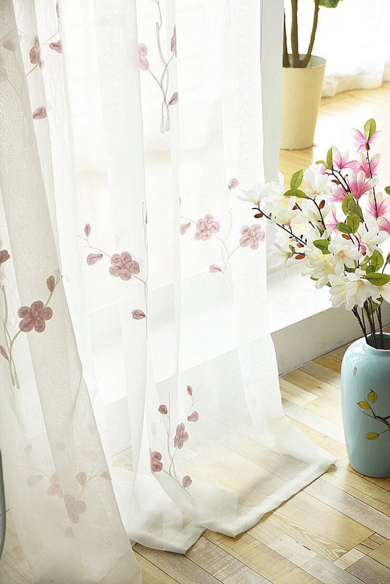 Rideaux en dentelle fleurs de pêcher roses