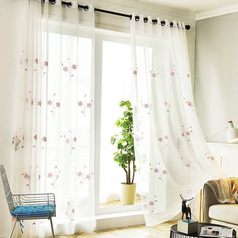 Rideaux en dentelle fleurs de pêcher roses