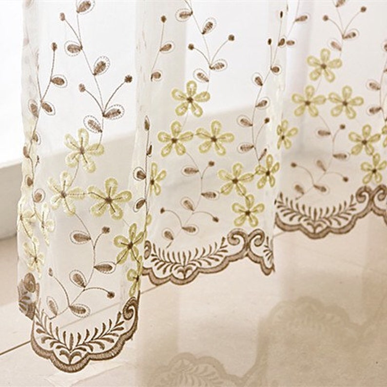 Rideaux en dentelle fleurs or jaune sur blanc