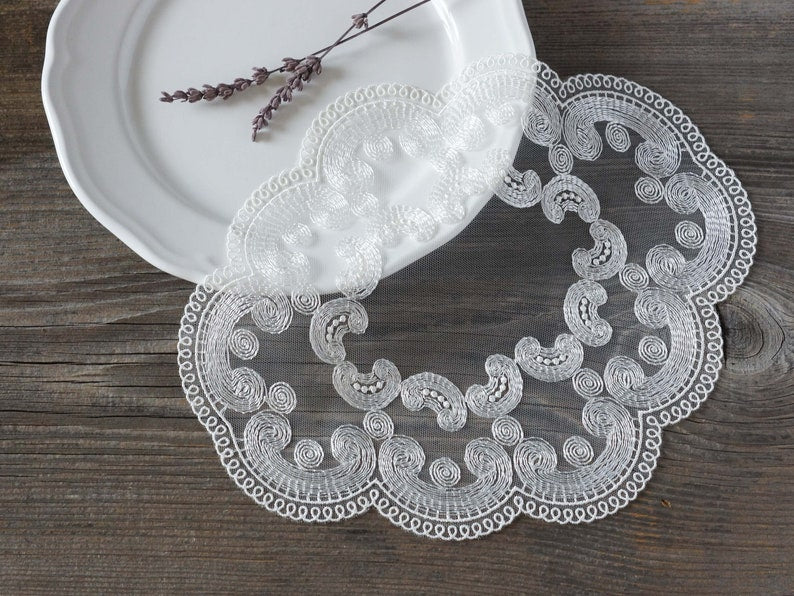 Sets de table en dentelle ovale ivoire clair vintage 24x28 cm