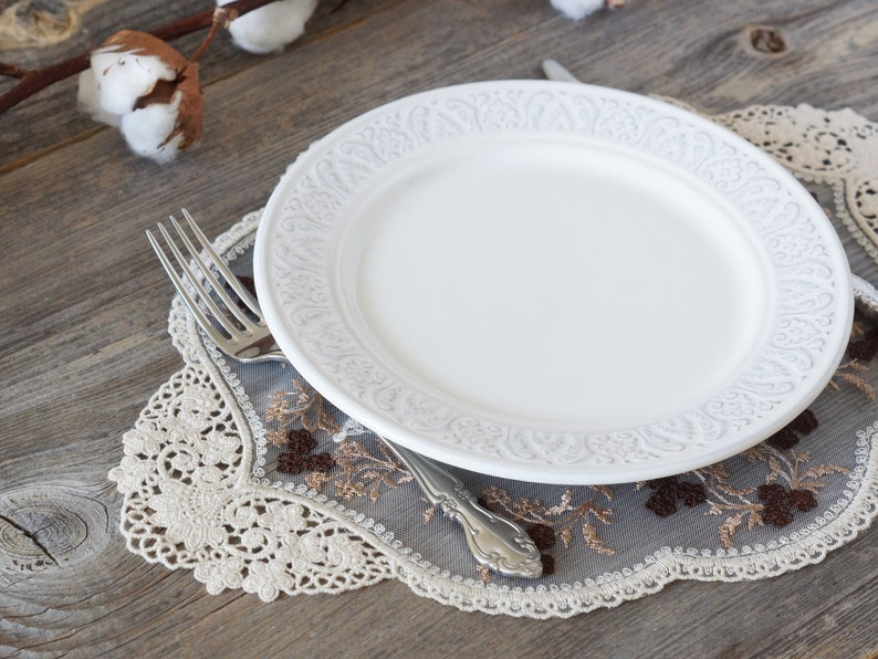 Sets de table en dentelle ovales beige coton français 28x40 cm