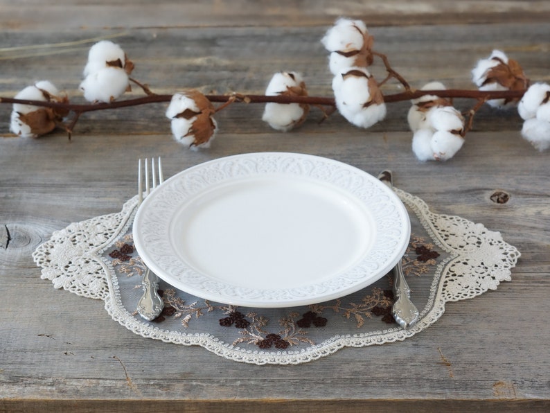 Sets de table en dentelle ovales beige coton français 28x40 cm