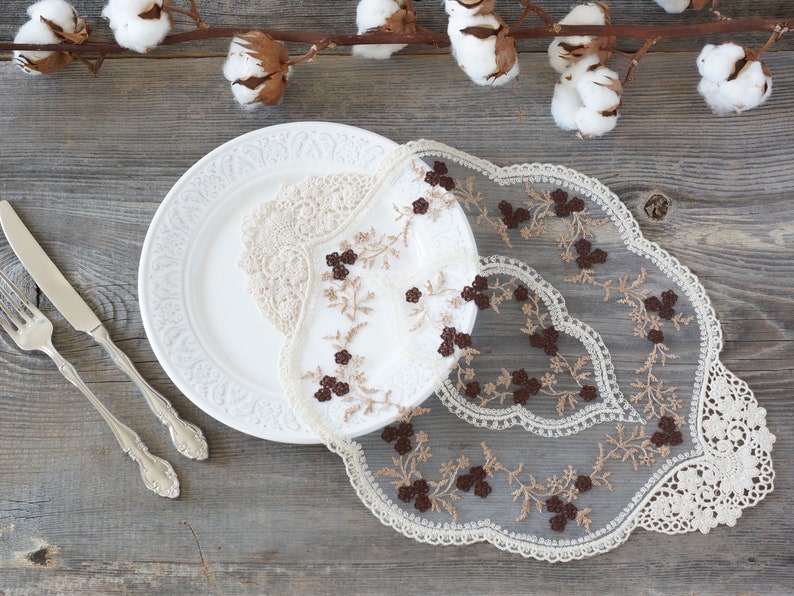 Sets de table en dentelle ovales beige coton français 28x40 cm