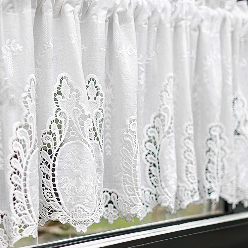 Rideau café en dentelle brodé blanc court cuisine semi-transparent