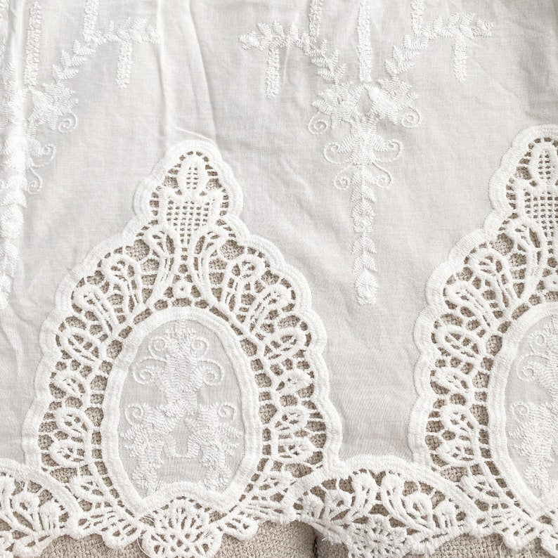 Rideau café en dentelle brodé blanc court cuisine semi-transparent