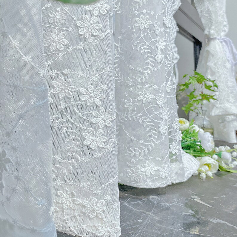 Rideau café en dentelle coton brodé blanc floral campagne 3D