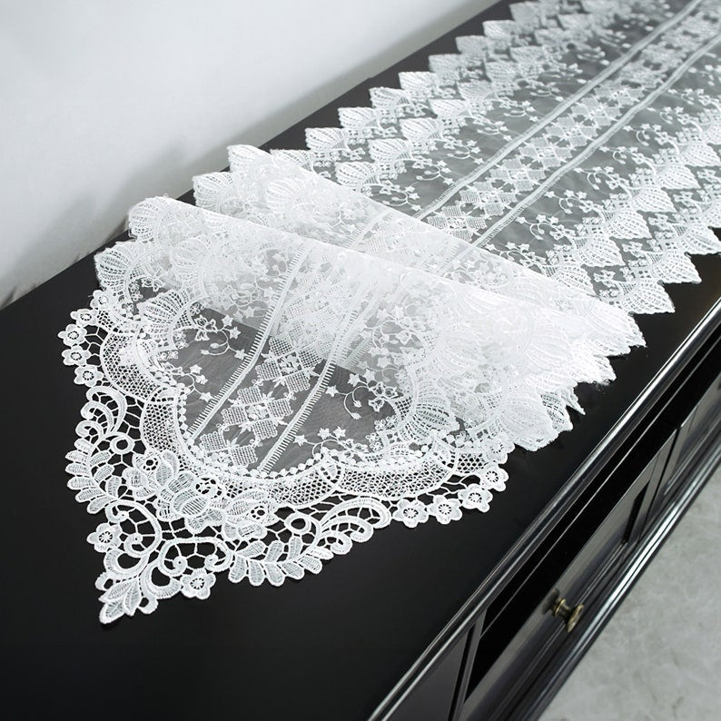 Chemin de table en dentelle blanche brodée style ferme français