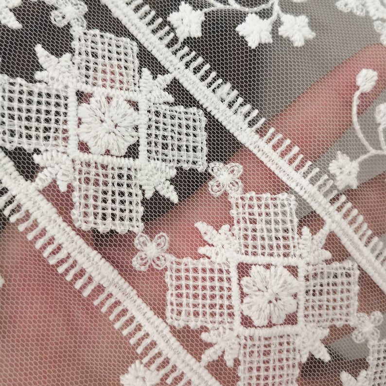 Chemin de table en dentelle blanche brodée style ferme français