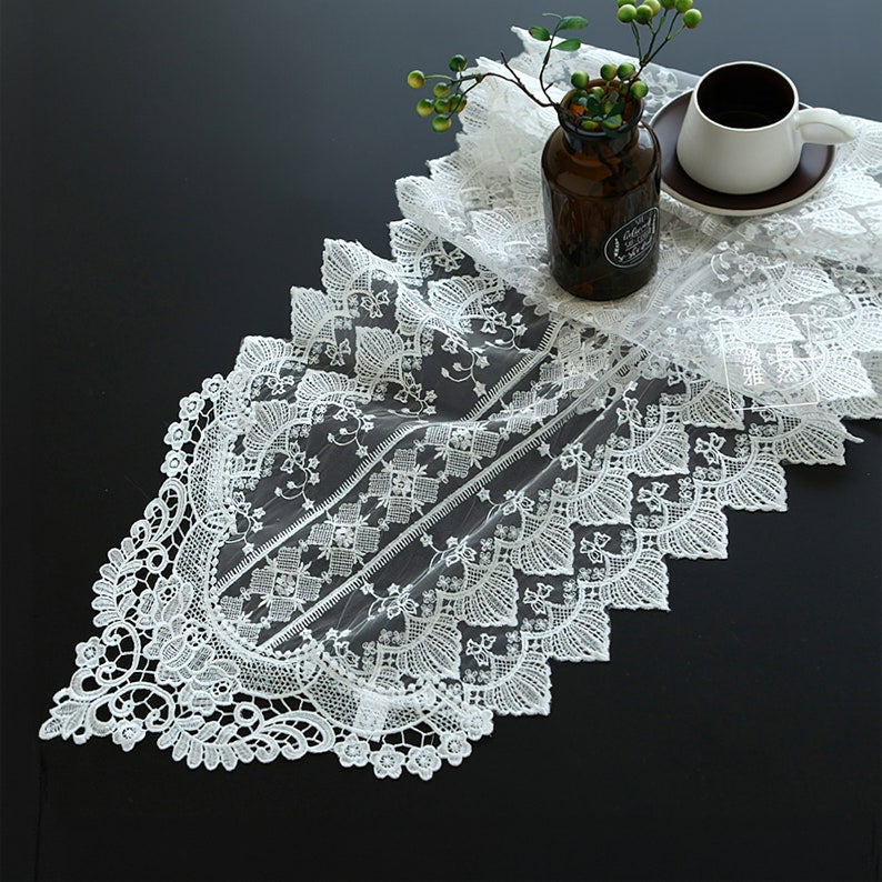 Chemin de table en dentelle blanche brodée style ferme français