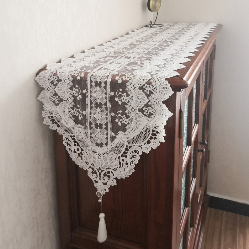 Chemin de table en dentelle blanche brodée style ferme français