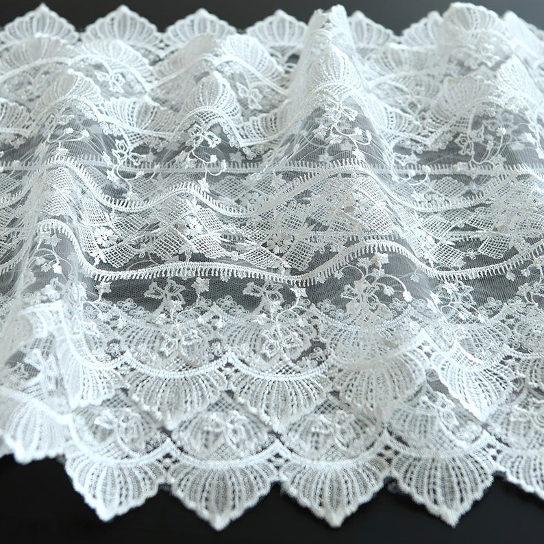 Chemin de table en dentelle blanche brodée style ferme français