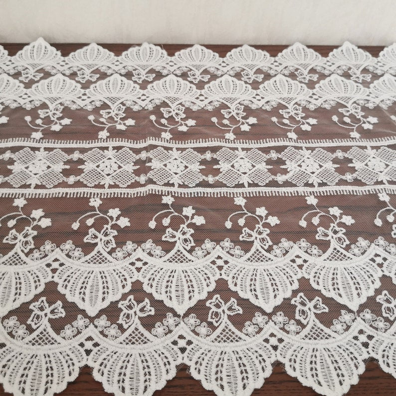 Chemin de table en dentelle blanche brodée style ferme français