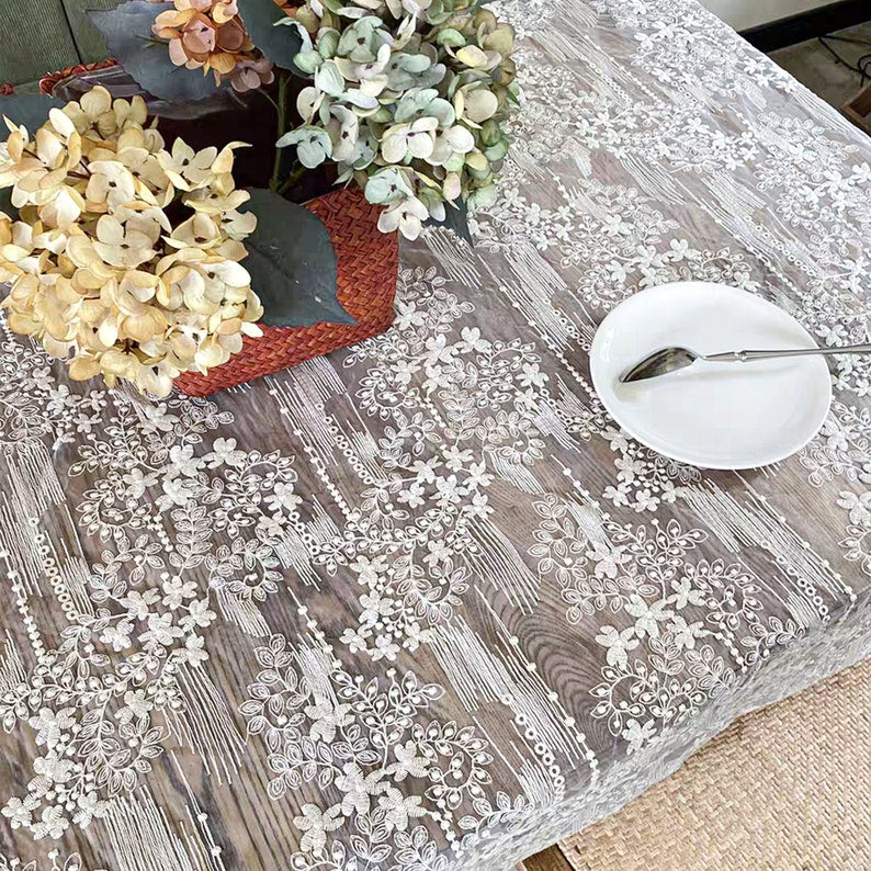 Nappe en dentelle brodée de fleurs