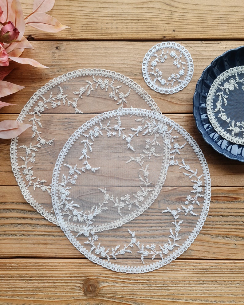 Sets de table en dentelle rond vintage blanc beige mariage