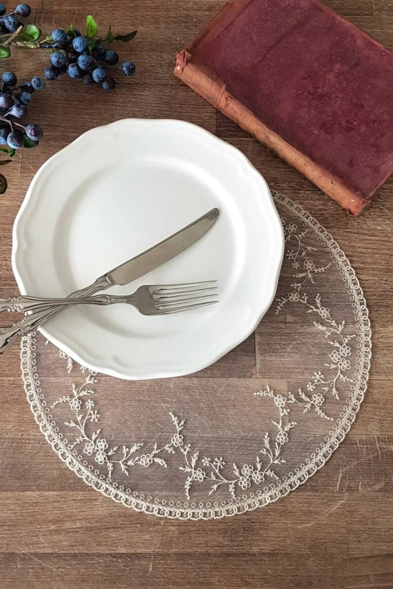 Sets de table en dentelle rond vintage blanc beige mariage