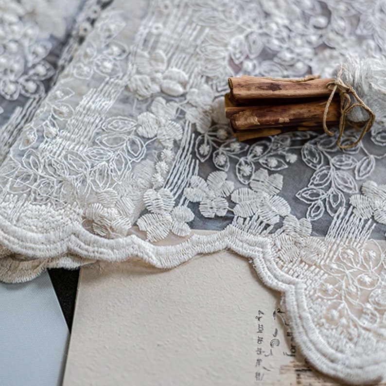 Nappe en dentelle brodée de fleurs