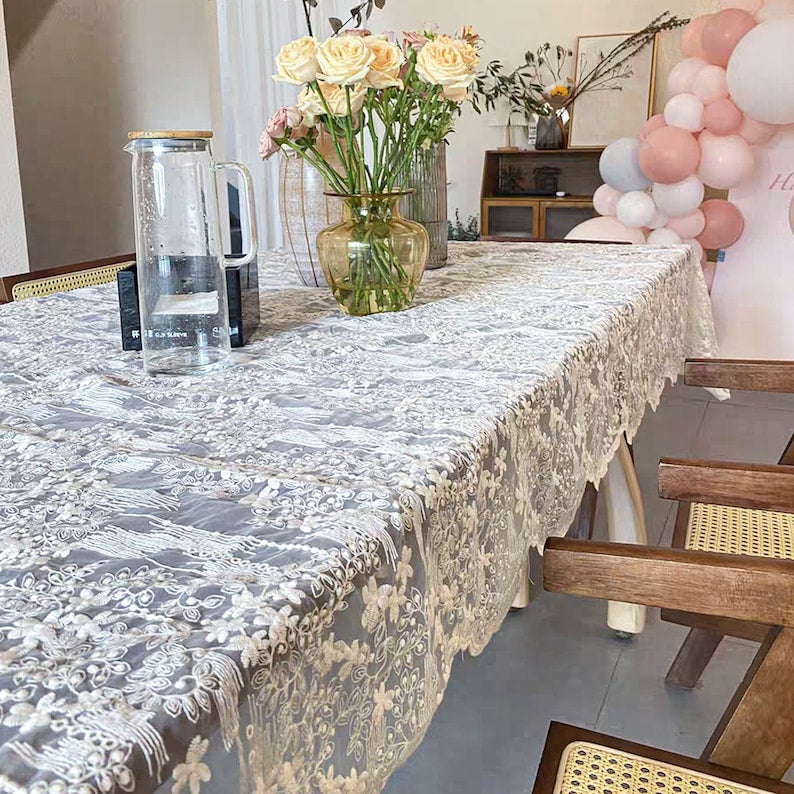 Nappe en dentelle brodée de fleurs