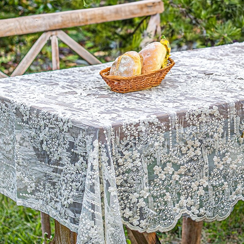 Nappe en dentelle brodée de fleurs