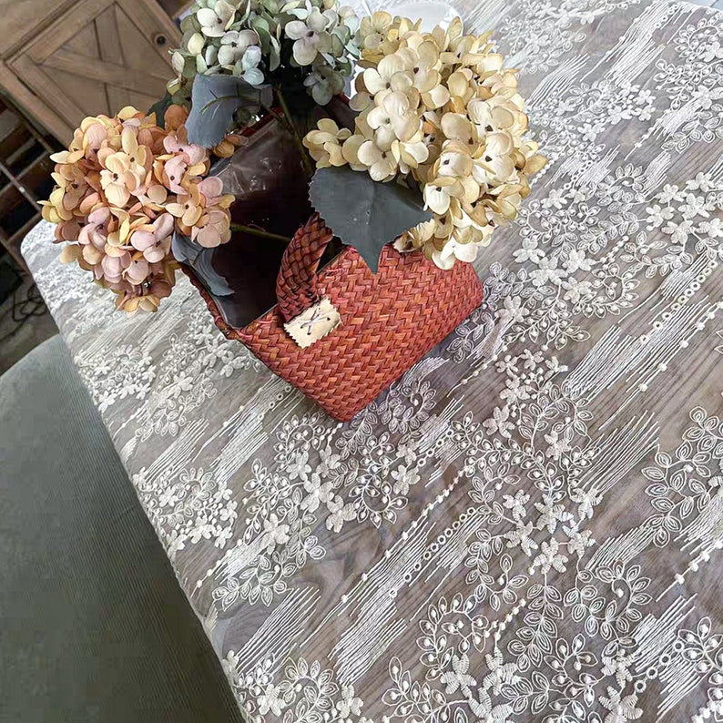 Nappe en dentelle brodée de fleurs