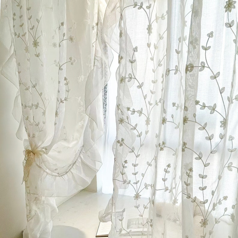 Voilage blanc : dentelle florale à volants