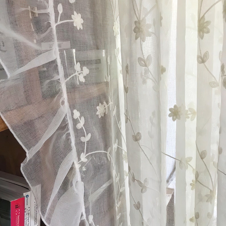 Voilage blanc : dentelle florale à volants