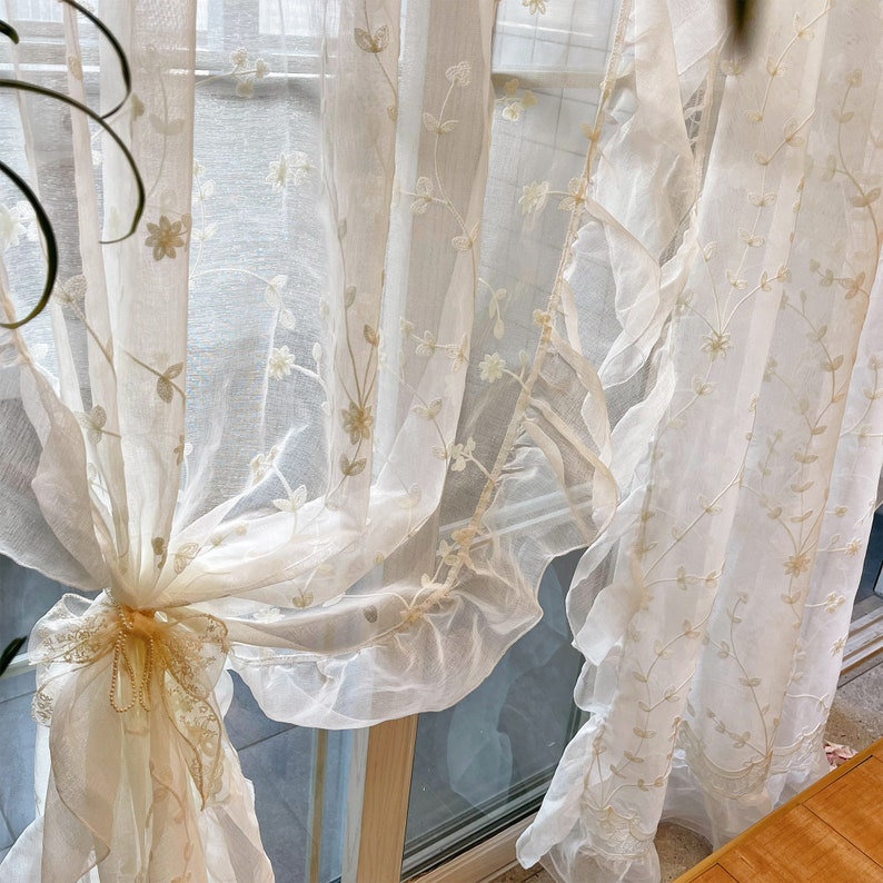 Voilage blanc : dentelle florale à volants