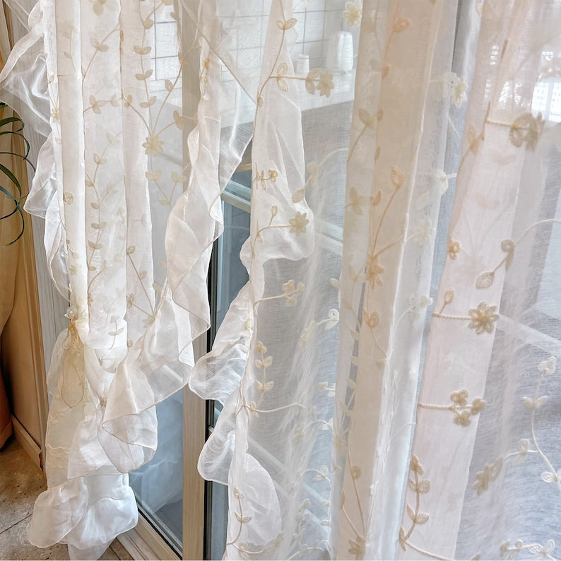 Voilage blanc : dentelle florale à volants