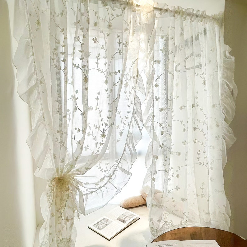 Voilage blanc : dentelle florale à volants