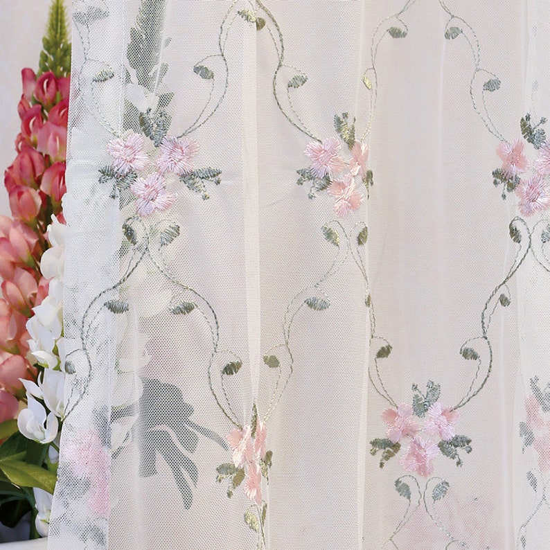 Rideaux en dentelle fleurs roses sur blanc